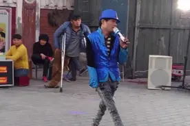 90后的民工兄弟遇到同龄残疾人时的举动感动了所有过路人图片