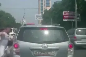 白车强行超车加塞失败，下车动手砸车，被砸司机一脚油门撞了上去图片