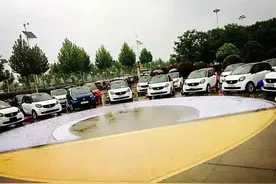 郑州“土豪”车商60辆奔驰smart作为员工专属用车图片