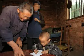 父母因工作需要将5岁儿子给老人带两年，悔不当初的事发生了！图片