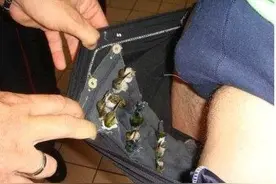 男子在飞机上行为古怪，警察居然从其身上搜出了这个东西！图片