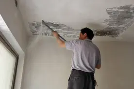 装修通｜装修全记录之第五天，原墙顶面瓷粉铲除。图片