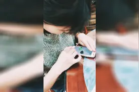萌妹子玩跳一跳，左手一直挡住上面的分数……视频封面