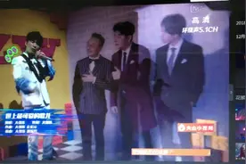 他是怎样在两个都是现场直播的跨年晚会上同时演出的？太神奇了视频封面