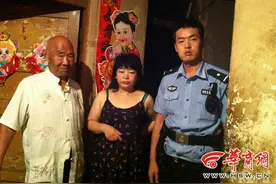 西安八旬老人独自散步迷路 民警雨夜寻找送其回家图片