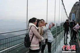 安徽马仁奇峰高空特效玻璃桥对外开放 最高可承重10万斤图片