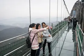 （社会）（2）安徽：马仁奇峰景区玻璃桥投入使用图片