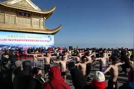 -5℃的峨眉山金顶 百人打光胴胴练“冰雪神功”图片