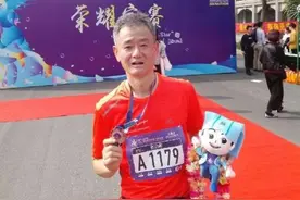 中国马拉松流行“给最后一名颁奖”，还有市长等了两小时图片