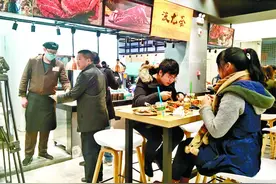 生鲜现买现杀，大厨当场烹制，超市内辟出“海鲜餐厅”图片