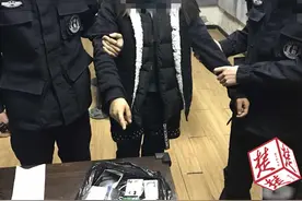 女店员记住老板银行卡密码，盗卡取1.35万元现金图片