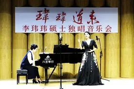 没有话筒音箱没有任何电子乐器 她开了场“不插电”音乐会图片