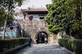 开在深圳南头古城的深港双年展：投在清水里的一块“石头”图片