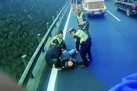 追逐、扔瓶、逼停、斗殴，浙江高速两货车3人上演“全武行”图片