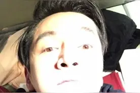 偶像包袱呢？胡歌搞怪晒自拍照仰脸用鼻孔看人图片