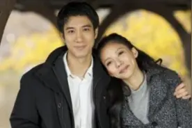 王力宏办派对场面嗨 范玮琪抱牌“弹吉他”超搞笑图片