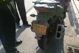 挂搞笑车牌摩托车在路上轰鸣,群众大喊交警抓住他图片