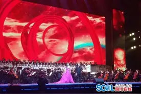 四川明星齐聚“大魔方”首演！2018新年音乐会唱出乡音乡情图片