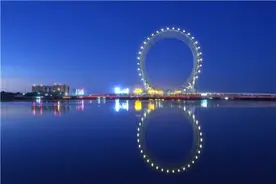 世界最大无轴式摩天轮点亮潍坊白浪河图片