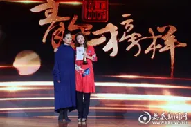 叶蓓荣获年度音乐人青年榜样奖 与老狼聚首温情发声忆往昔图片