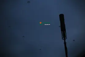 空降兵某旅新兵首次夜间跳伞图片