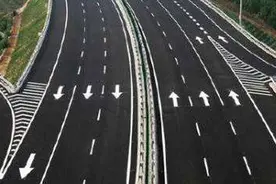 汽车边跑边充电！全球首段光伏高速公路即将亮相济南视频封面