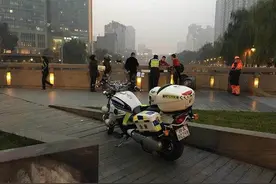 点赞！成都“骑士”交警巡逻途中救下轻生小伙图片
