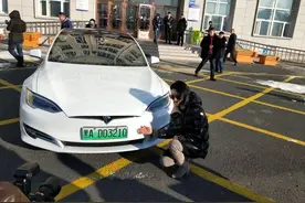 哈尔滨首副新能源车“绿牌”来了！黑AD03210，特斯拉女车主现场拍得丨快看看长啥样图片