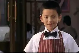 周星驰电影《功夫》里面的小男孩长大了 近照帅气依旧图片