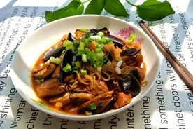 茄子这么做，口感香滑细腻，一起来做美味的粉丝茄子煲图片