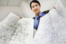 武清站美女值班员 85分钟默画全国铁路客运接算站示意图图片
