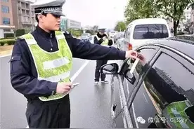 违章停车，自己贴条，能够避免被警察贴条？图片