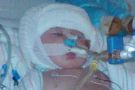 她摇晃婴儿车里哭泣的宝宝，差点叫宝宝死亡图片