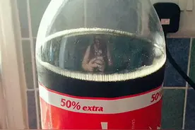 情侣超市买回大瓶可乐，准备喝时可乐里发现的东西让两人瞬间崩溃图片