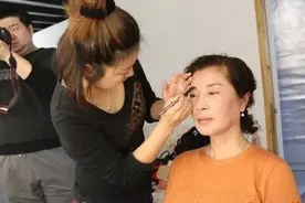 “带着爸妈变装啦”首拍，变装后的妈妈惊呆所有人！图片
