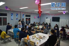 冬日工地里的温情婚礼图片