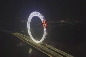 炫酷拽！世界最大无轴摩天轮夜景曝光 宛如巨龙缓缓转动图片