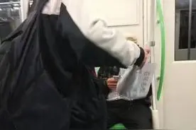 回访上海手撕地铁小广告初中生：现在广告明显少了，挺好图片