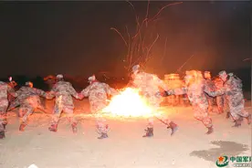 舞起来，热情如火的战地篝火晚会图片