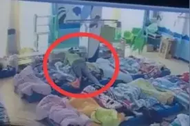睡觉不听话，孩子遭保育员被子捂头2分钟！视频看得心痛图片