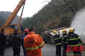 洪江市成功处置一起柴油运输车侧翻泄漏事件图片