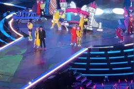 绯闻风波后首同台！李小璐紧牵贾乃亮靠肩似连体婴图片