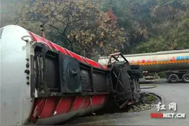 30日凌晨湖南洪江突发油罐车侧翻事故 已成功处置图片