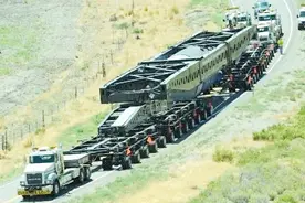 超级大卡车，可负载2000吨！相当一列小火车，司机开5万也不多视频封面