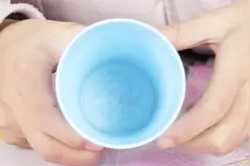 刷牙杯底部污渍多难清理？对门阿姨教我这样清理，一分钟搞定！