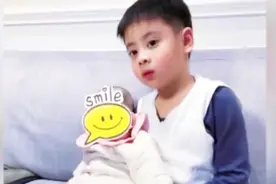 章龄之晒一家四口温馨合影 酒酒抱着弟弟超有爱视频封面