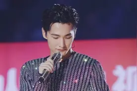 杨洋跳舞被粉丝玩坏，用经典老歌打开2018年的跨年图片