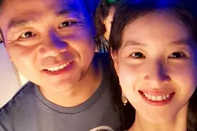 章泽天刘强东深夜秀恩爱 浪漫拥吻满脸笑容视频封面