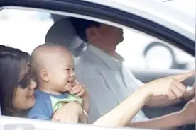 五座车坐了四个大人和一个婴儿算不算超载？交警的解释让人很无奈视频封面