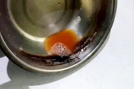 这2样东西放在一起泡一下，烧多黑的不锈钢锅跟盆，都能轻松去除视频封面